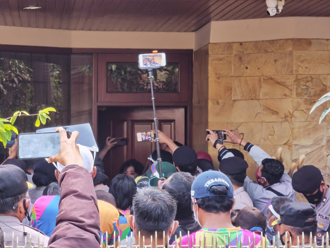 Suasana eksekusi rumah milik FM Valentina setahun silam menginspirasi Singgasana Band untuk membuat lagu. 