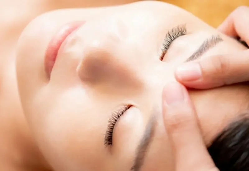 Beberapa manfaat penggunaan face oil agar kesehayan kulit wajah terjaga.