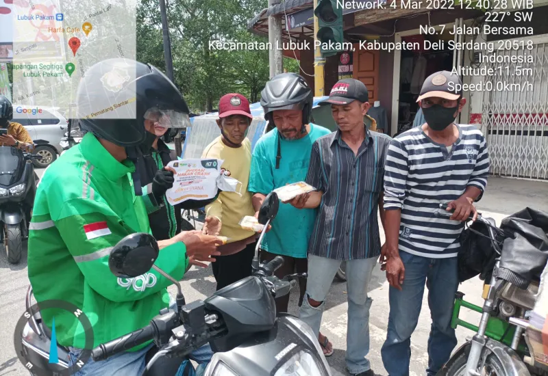 Komunitas ojol bersama ACT membagikan makanan gratis kepada warga tak mampu yang rutin dilakukan tiap hari Jumat.(Ekho)