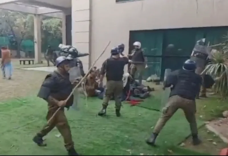 Ratusan polisi menyerbu rumah mantan Perdana Menteri Pakistan.(ist)
