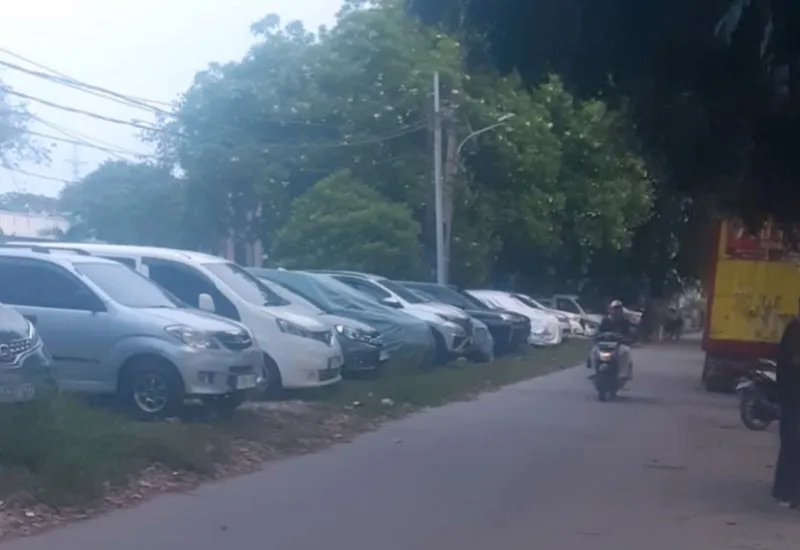 Kawasan Jalan Plumpang B K2, terletak di belakang Stadion Rawa Badak Selatan, Koja, Jakarta Utara disulap jadi kantong parkir.