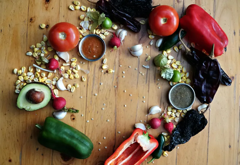 Bahan-bahan yang terdiri dari buah-buahan dan rempah yang dimanfaatkan untuk minuman kesehatan di wellness bar.(Foto: Pexels)