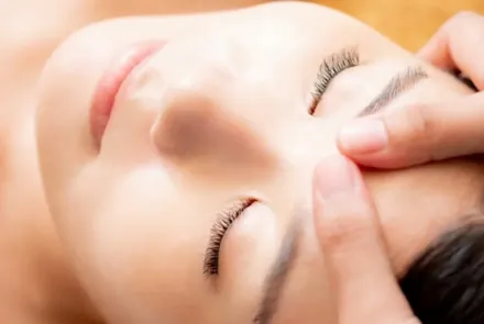 Beberapa manfaat penggunaan face oil agar kesehayan kulit wajah terjaga.