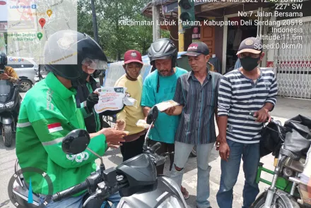 Komunitas ojol bersama ACT membagikan makanan gratis kepada warga tak mampu yang rutin dilakukan tiap hari Jumat.(Ekho)